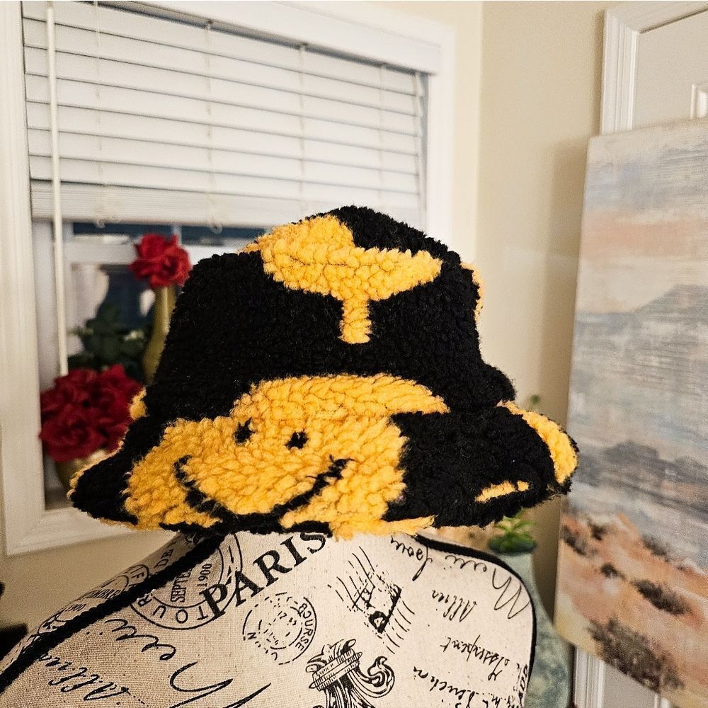 Trendy Fbz Yellow & Black Sherpa Smiley face Bucket Hat